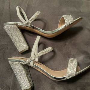 NWOT Nina size 8 sling back stacked heel dress shoe